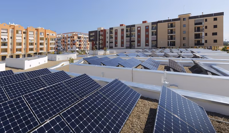 Painéis solares instalados no telhado de um conjunto de prédios residenciais