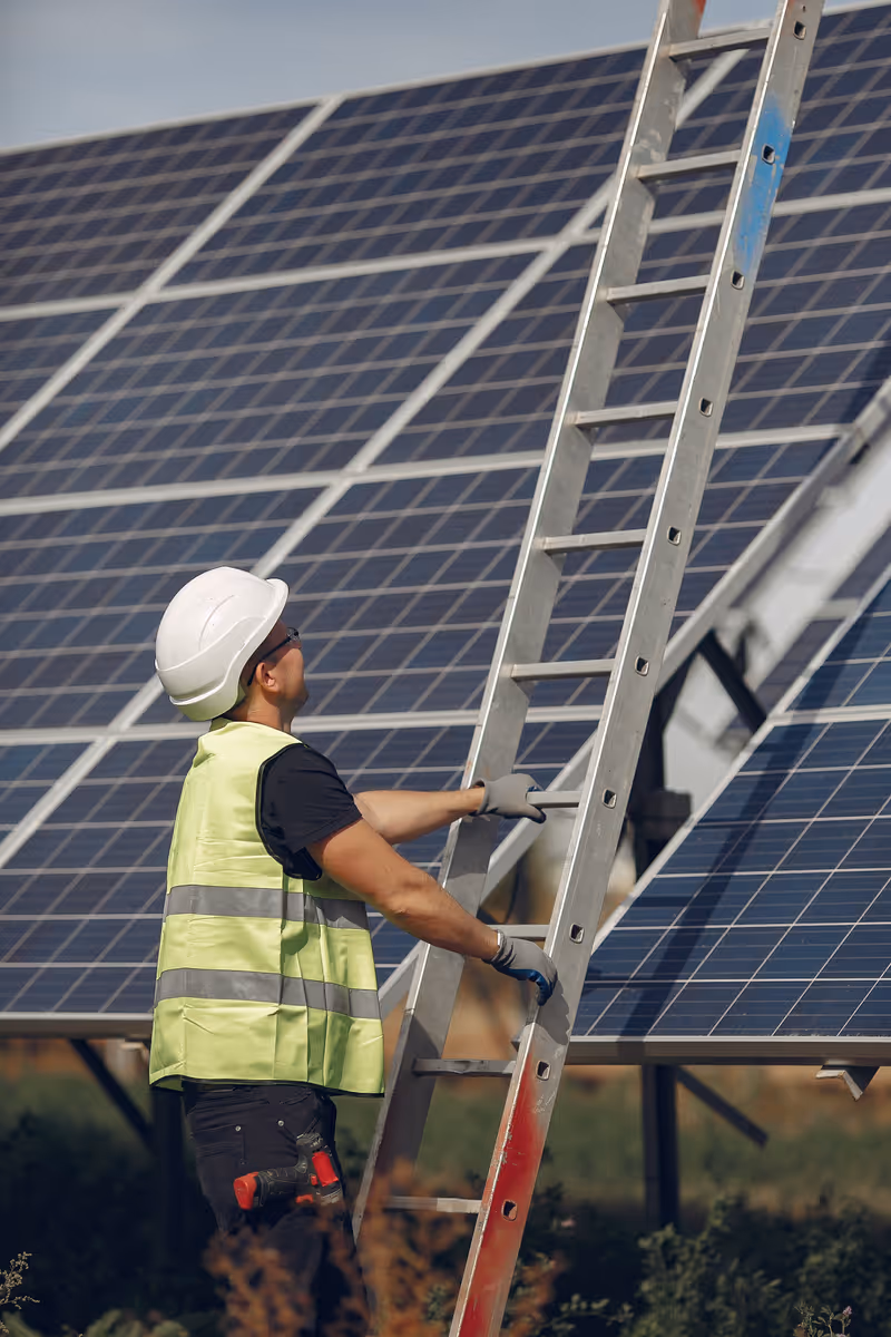 Equipe técnica instalando painéis solares no telhado de um imóvel