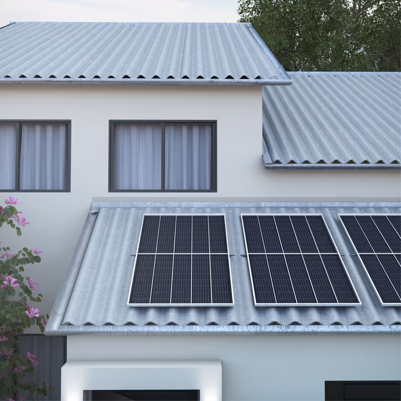 Painéis solares instalados no telhado de uma residência